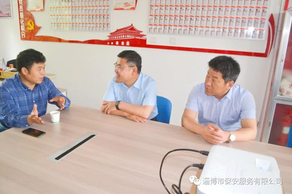 聽取社區(qū)工作人員對(duì)社區(qū)基本情況和群眾反映的意見、需求的介紹.jpg